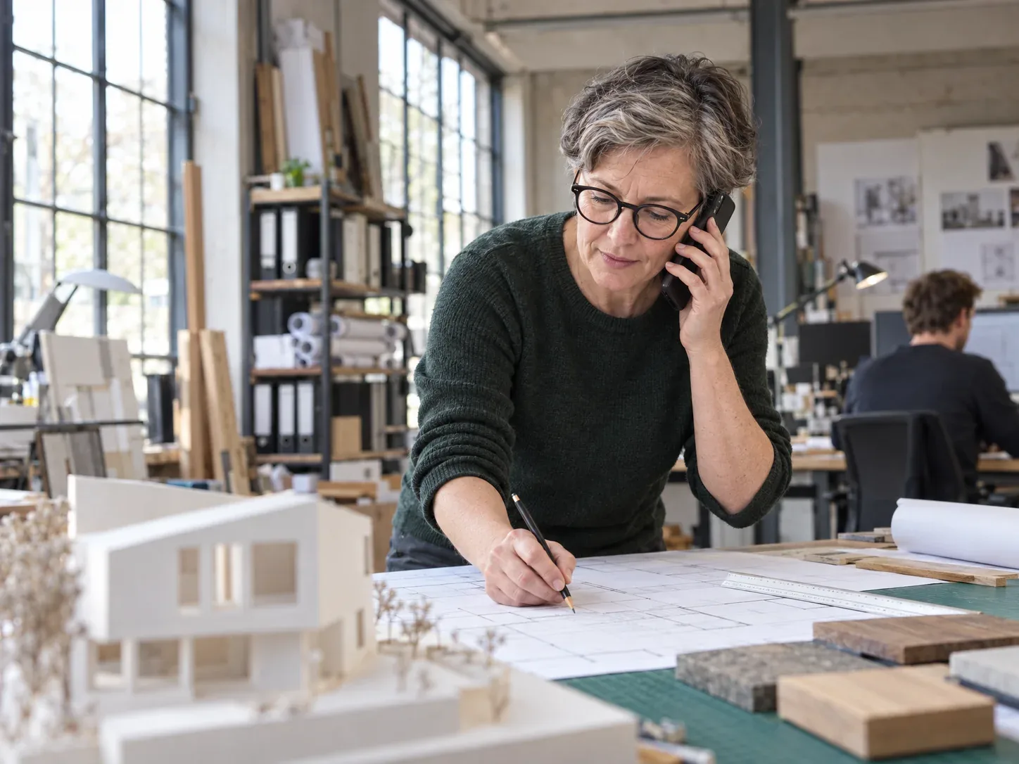 Telefonservice für Architekten – Architekturbüro mit Bauplänen