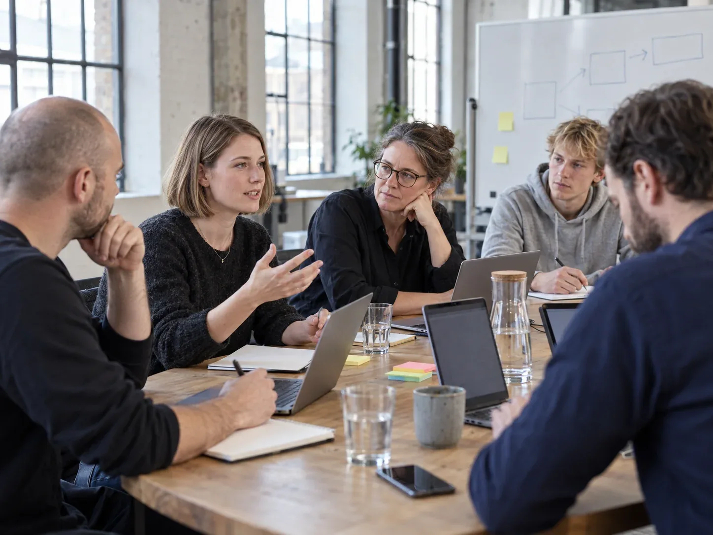 Gründerteam eines Start-ups bei der Arbeit – professioneller Telefonservice von starbuero.de