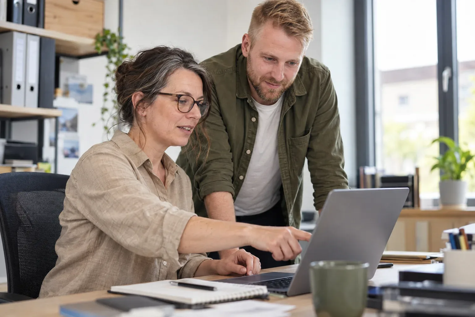 Zufriedene starbuero.de-Kunden arbeiten gemeinsam am Laptop