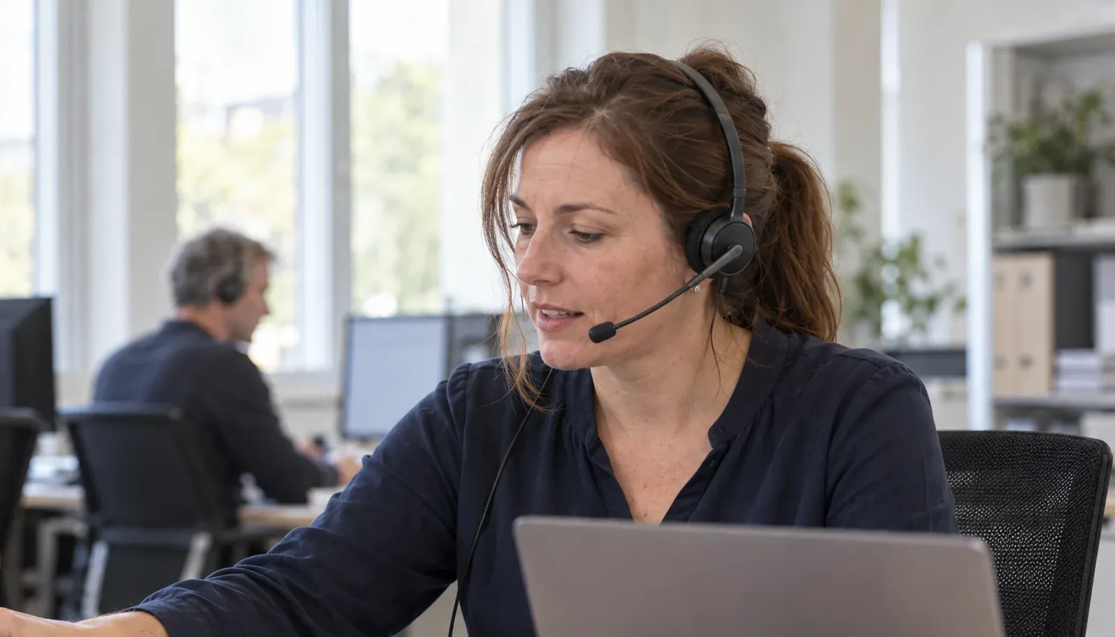 Telefonistin von starbuero.de nimmt einen Anruf an und stellt ihn durch